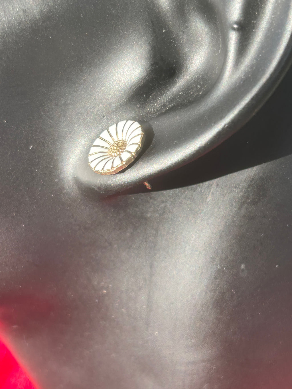 Georg Jensen Daisy smykkesæt – halskæde &amp; ørestikker – forgyldt 925 sølv, hvid emalje – 12 mm