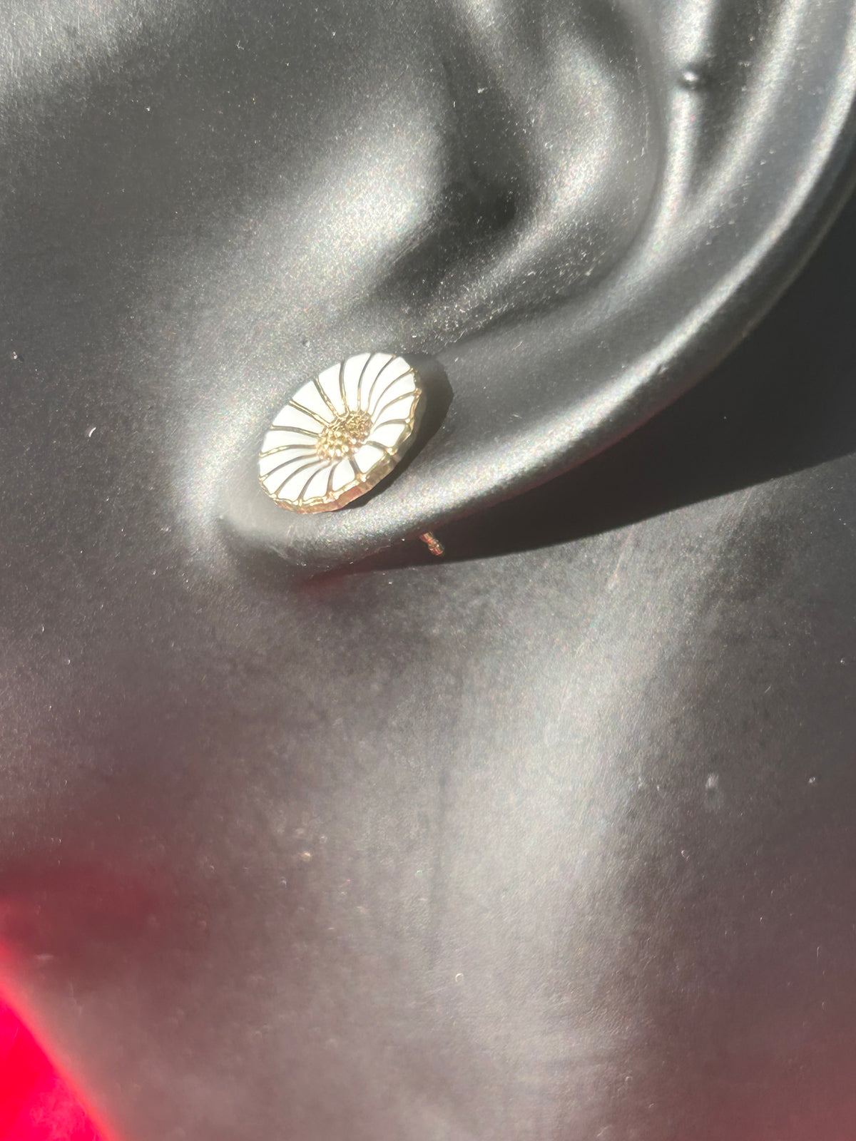 Georg Jensen Daisy smykkesæt – halskæde &amp; ørestikker – forgyldt 925 sølv, hvid emalje – 12 mm