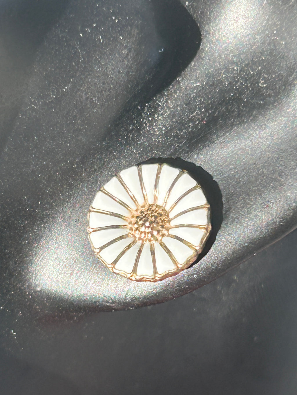Georg Jensen Daisy smykkesæt – halskæde &amp; ørestikker – forgyldt 925 sølv, hvid emalje – 12 mm