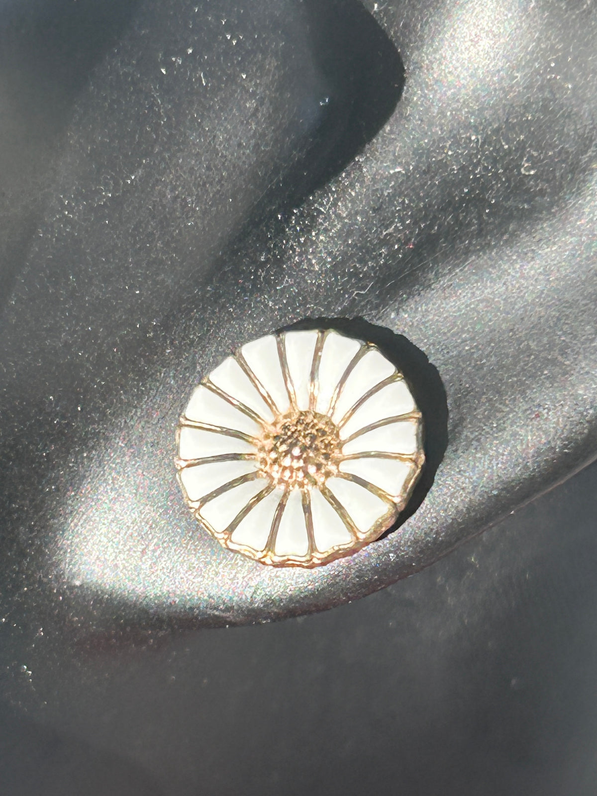 Georg Jensen Daisy smykkesæt – halskæde &amp; ørestikker – forgyldt 925 sølv, hvid emalje – 12 mm