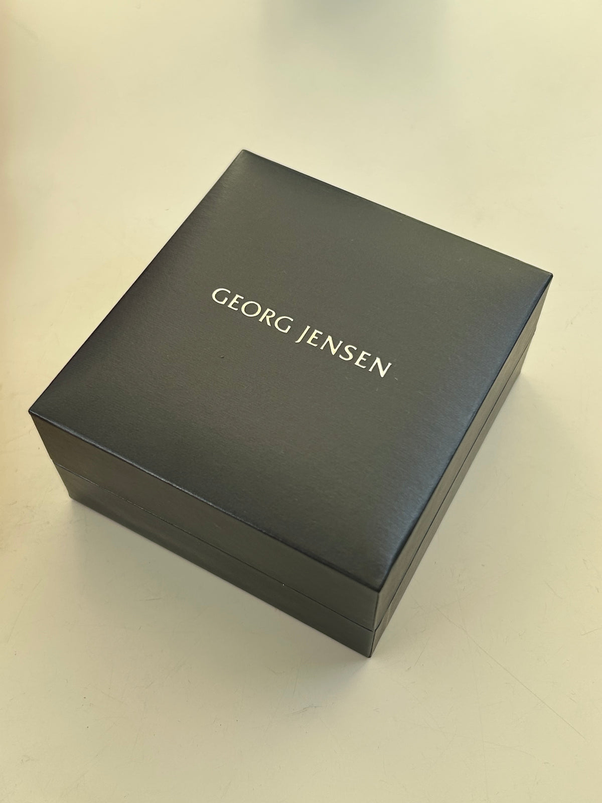 Georg Jensen Daisy smykkesæt – halskæde &amp; ørestikker – forgyldt 925 sølv, hvid emalje – 12 mm