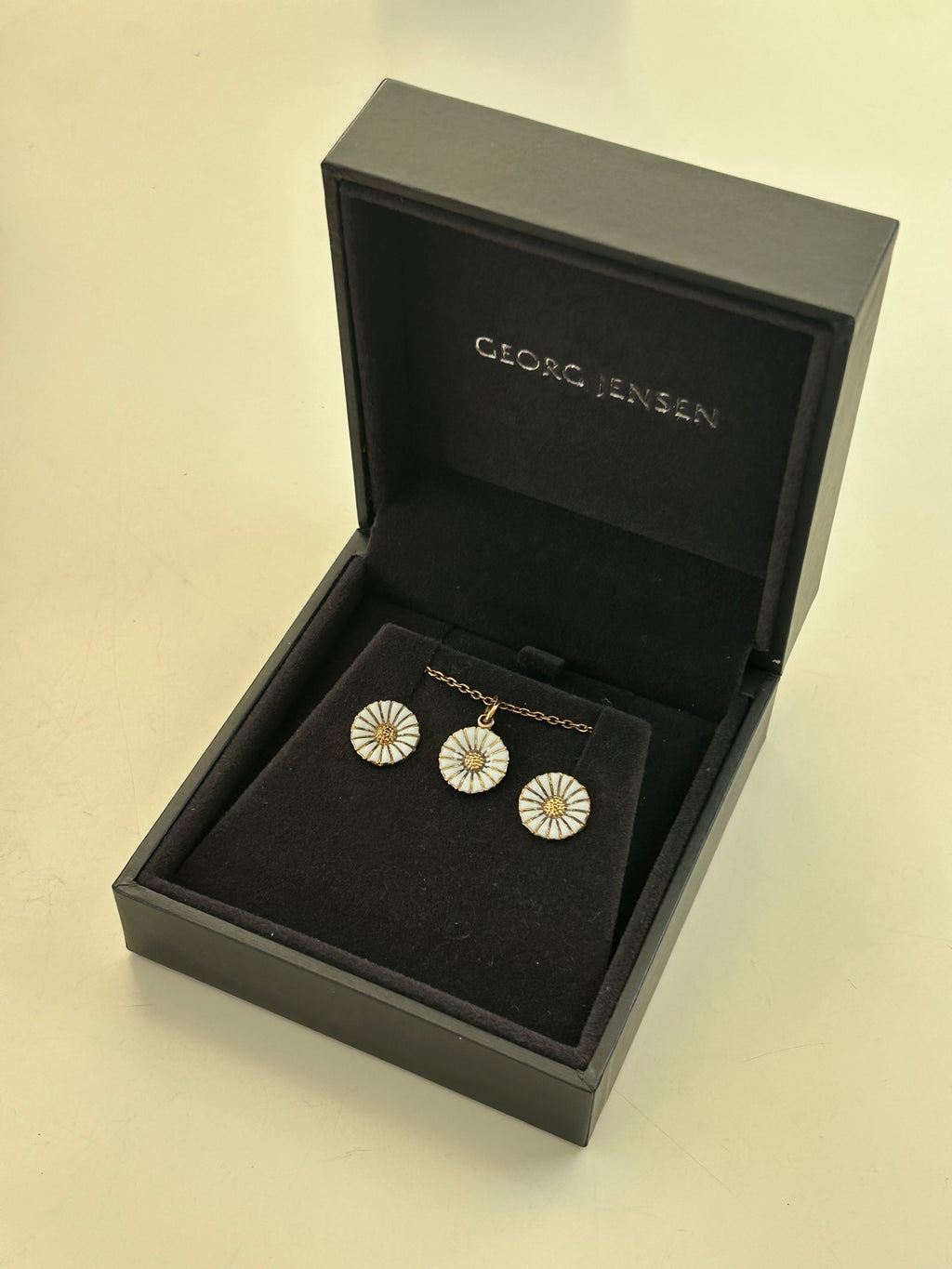 Georg Jensen Daisy smykkesæt – halskæde &amp; ørestikker – forgyldt 925 sølv, hvid emalje – 12 mm