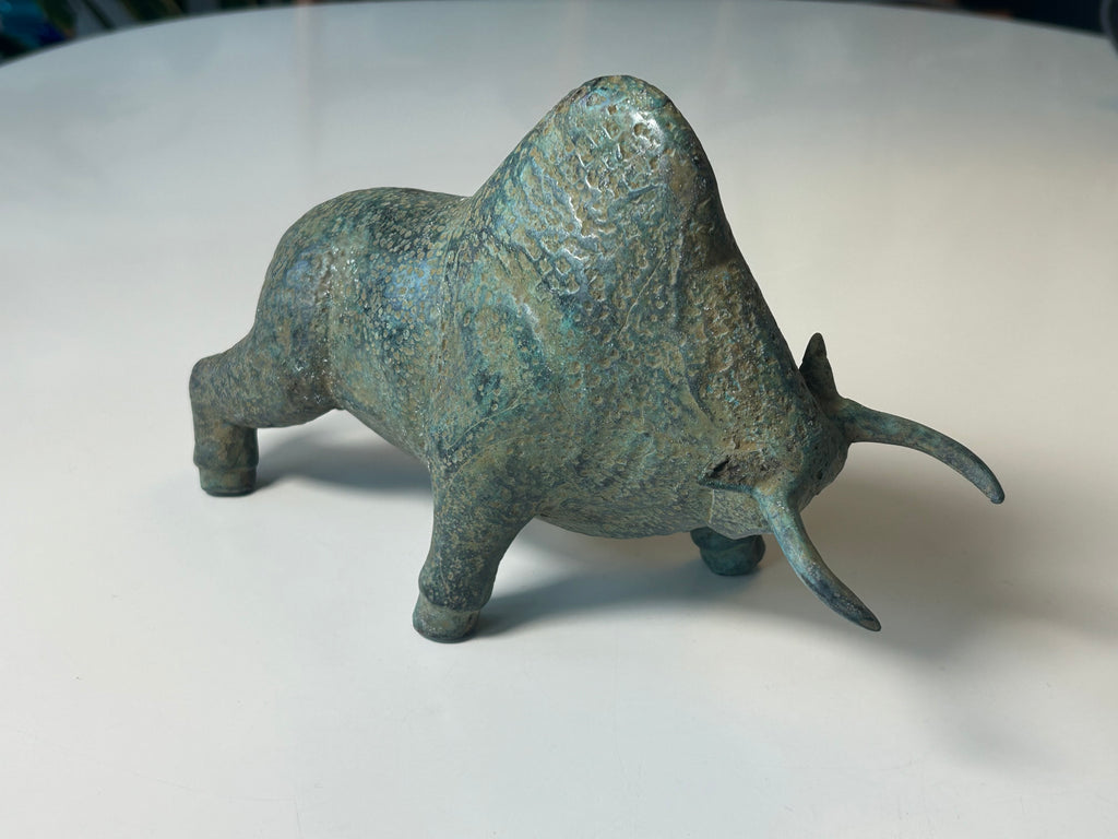 Massiv bronze bison / tyr – skulpturel figur med naturlig grøn patina – 2,1 kg - billede 15