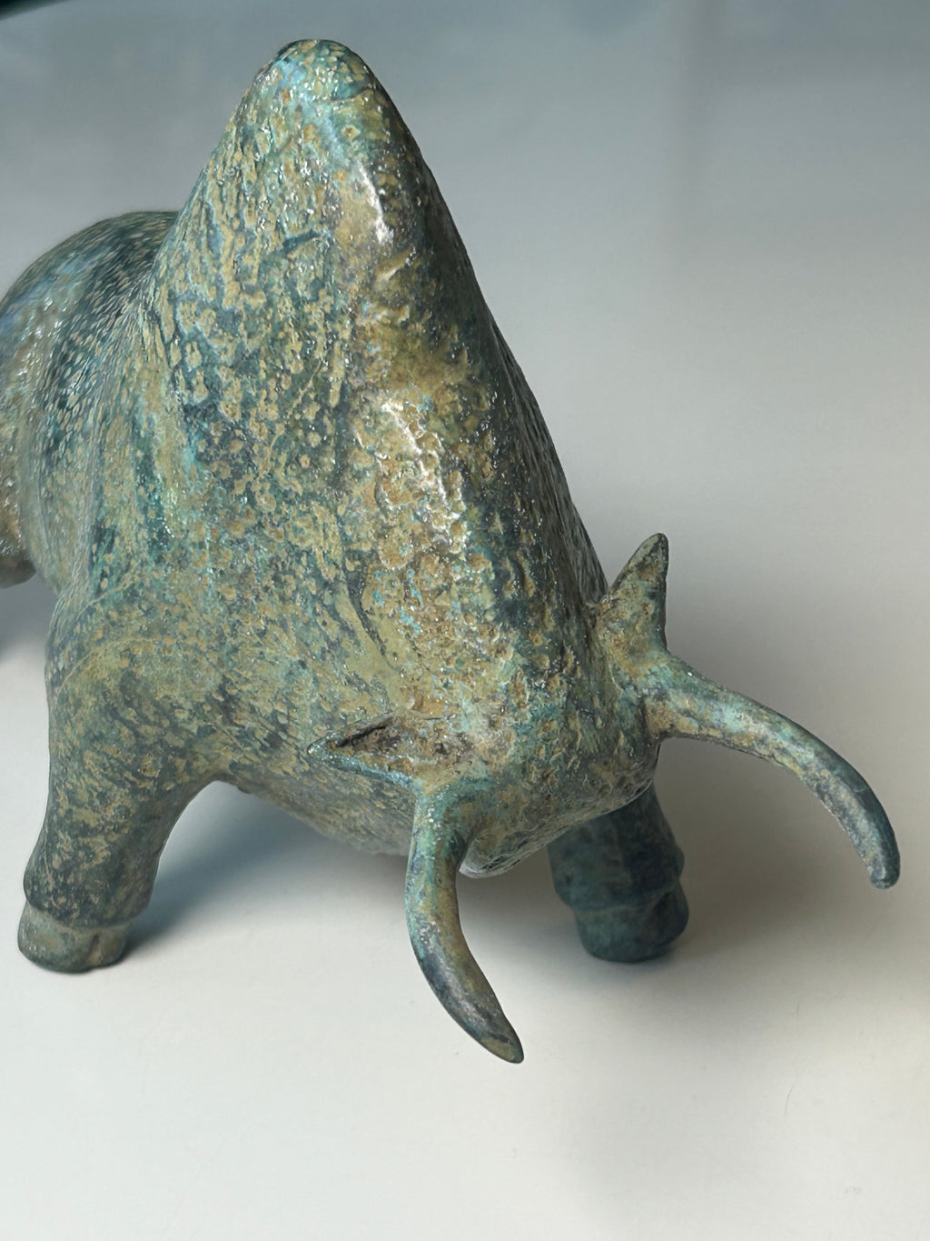 Massiv bronze bison / tyr – skulpturel figur med naturlig grøn patina – 2,1 kg - billede 16
