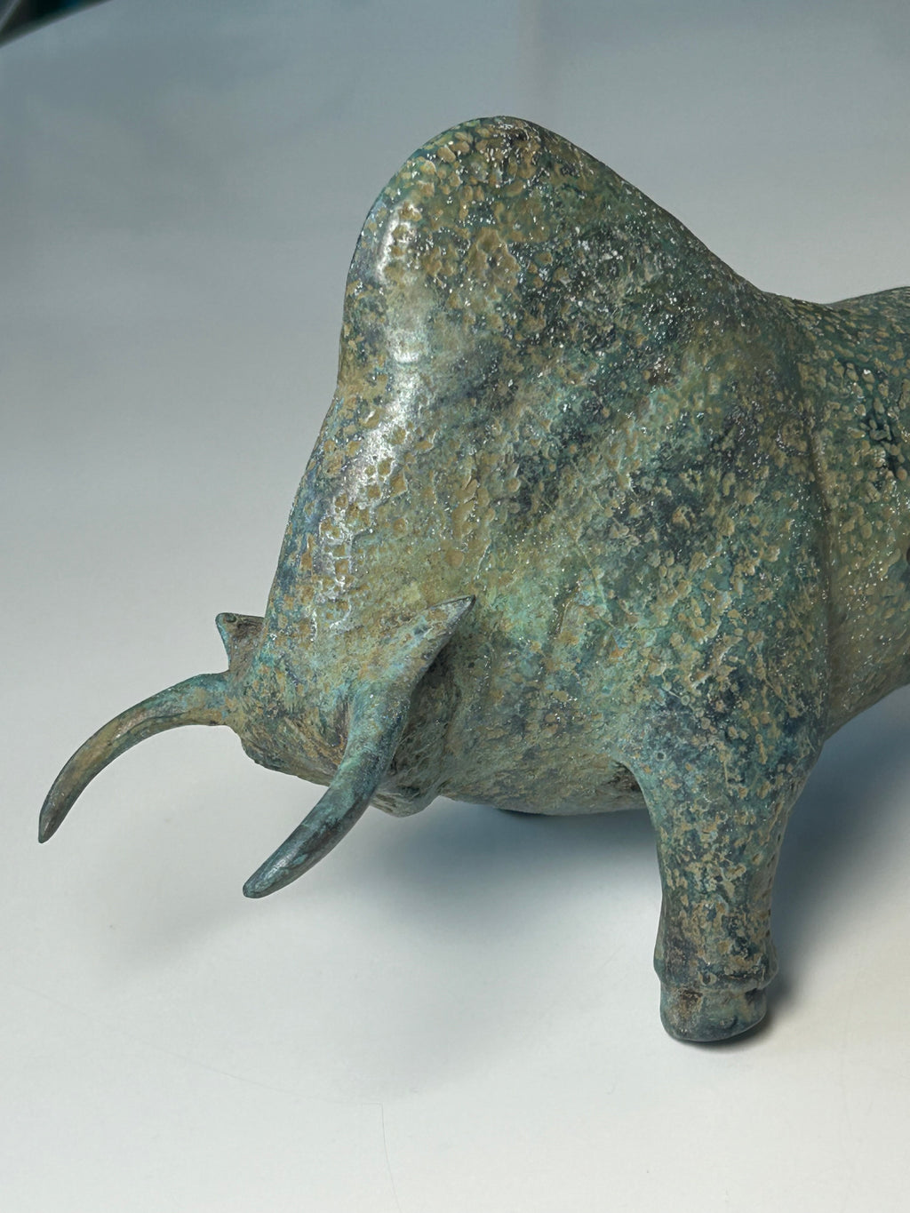 Massiv bronze bison / tyr – skulpturel figur med naturlig grøn patina – 2,1 kg - billede 17