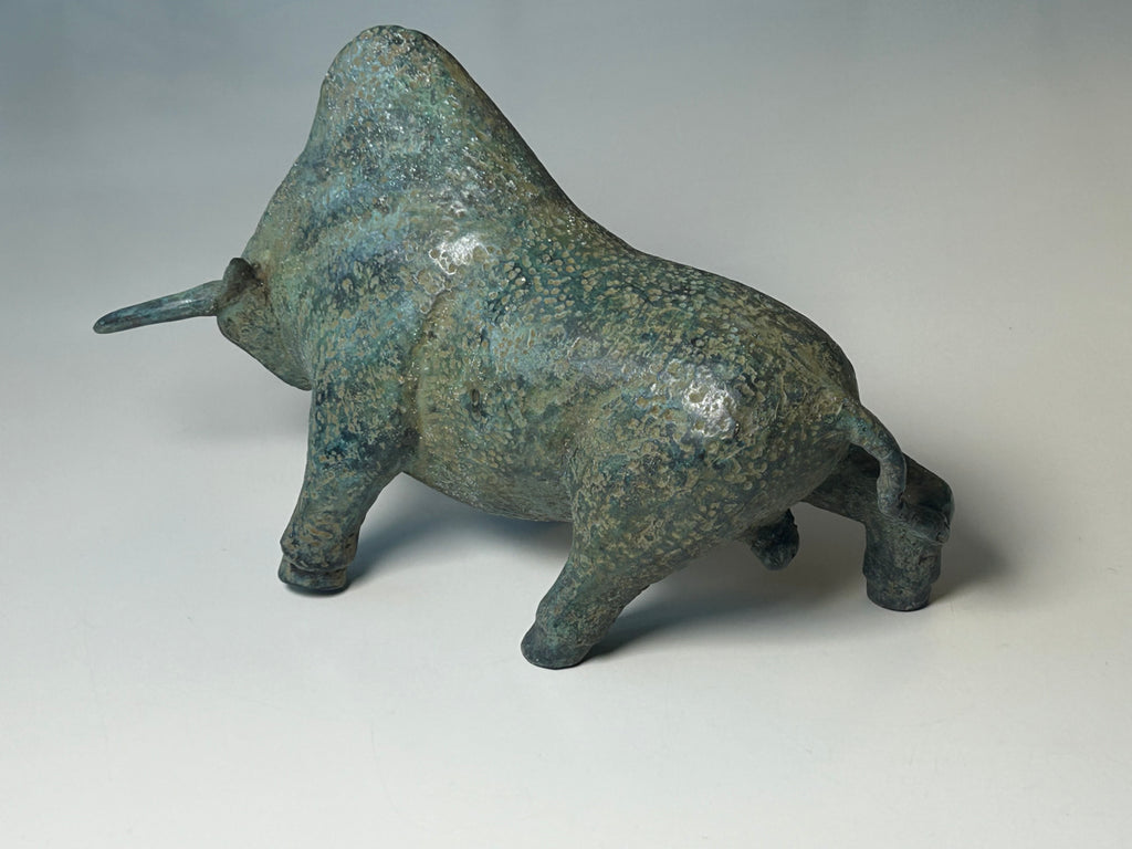 Massiv bronze bison / tyr – skulpturel figur med naturlig grøn patina – 2,1 kg - billede 18