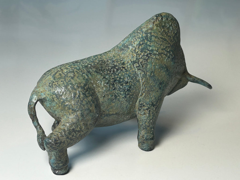 Massiv bronze bison / tyr – skulpturel figur med naturlig grøn patina – 2,1 kg - billede 19