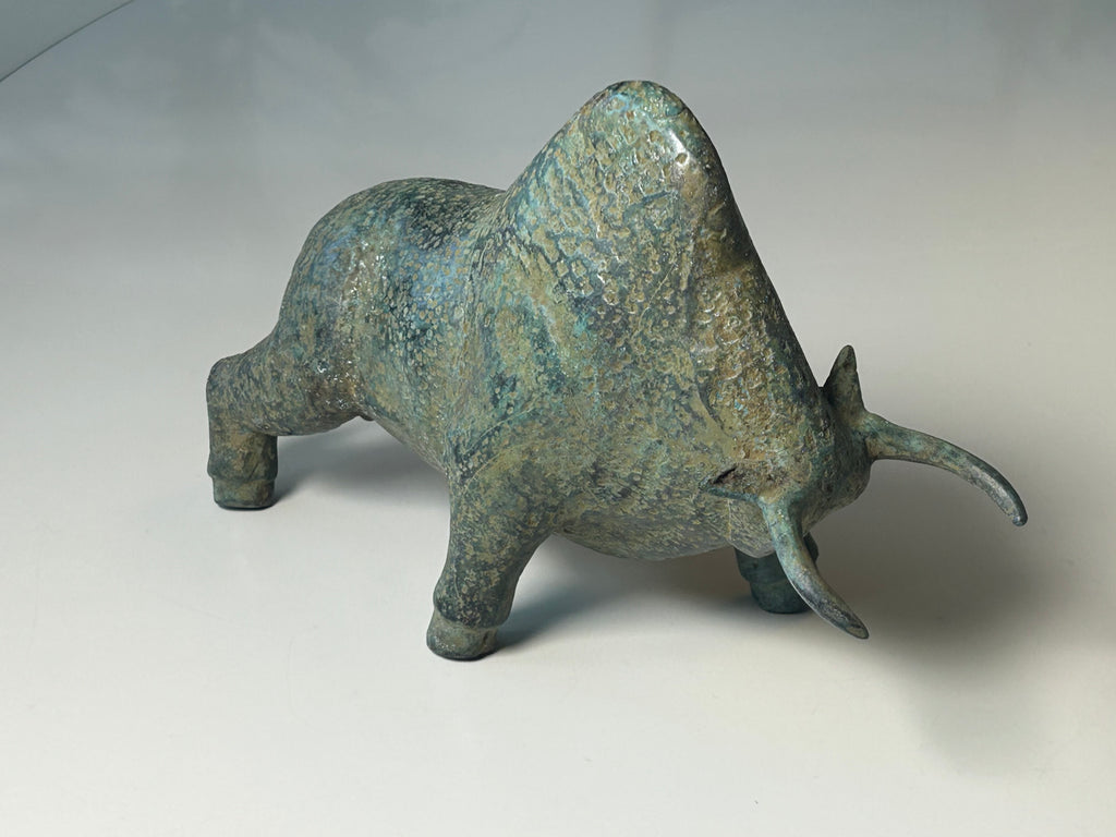 Massiv bronze bison / tyr – skulpturel figur med naturlig grøn patina – 2,1 kg - billede 21