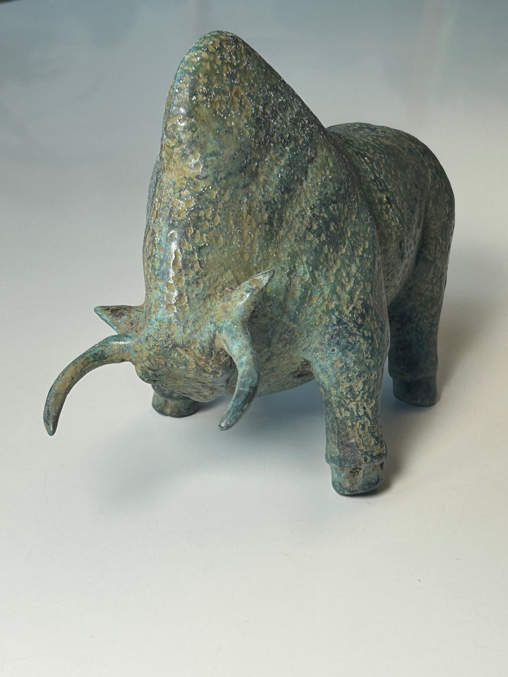 Massiv bronze bison / tyr – skulpturel figur med naturlig grøn patina – 2,1 kg - billede 23