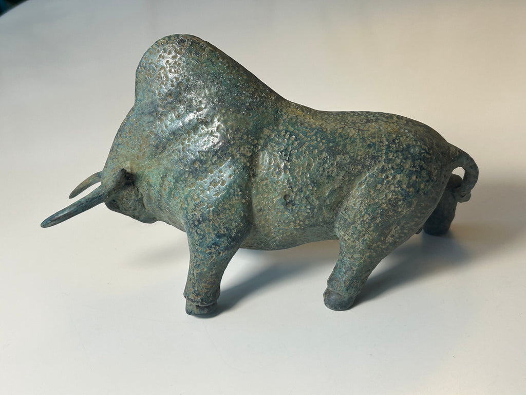 Massiv bronze bison / tyr – skulpturel figur med naturlig grøn patina – 2,1 kg - billede 24