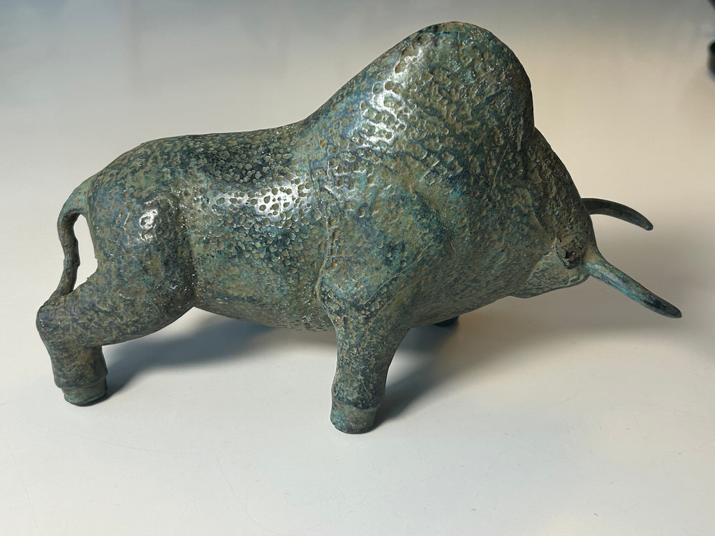 Massiv bronze bison / tyr – skulpturel figur med naturlig grøn patina – 2,1 kg - billede 25