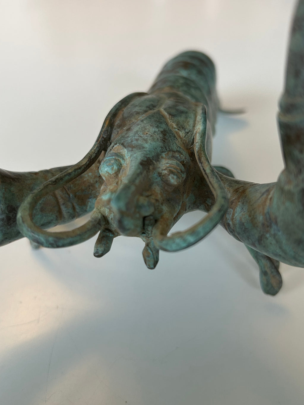 Patineret bronzeskulptur af hummer – levende grøn/blå irring og markante kløer – 20 cm - billede 12