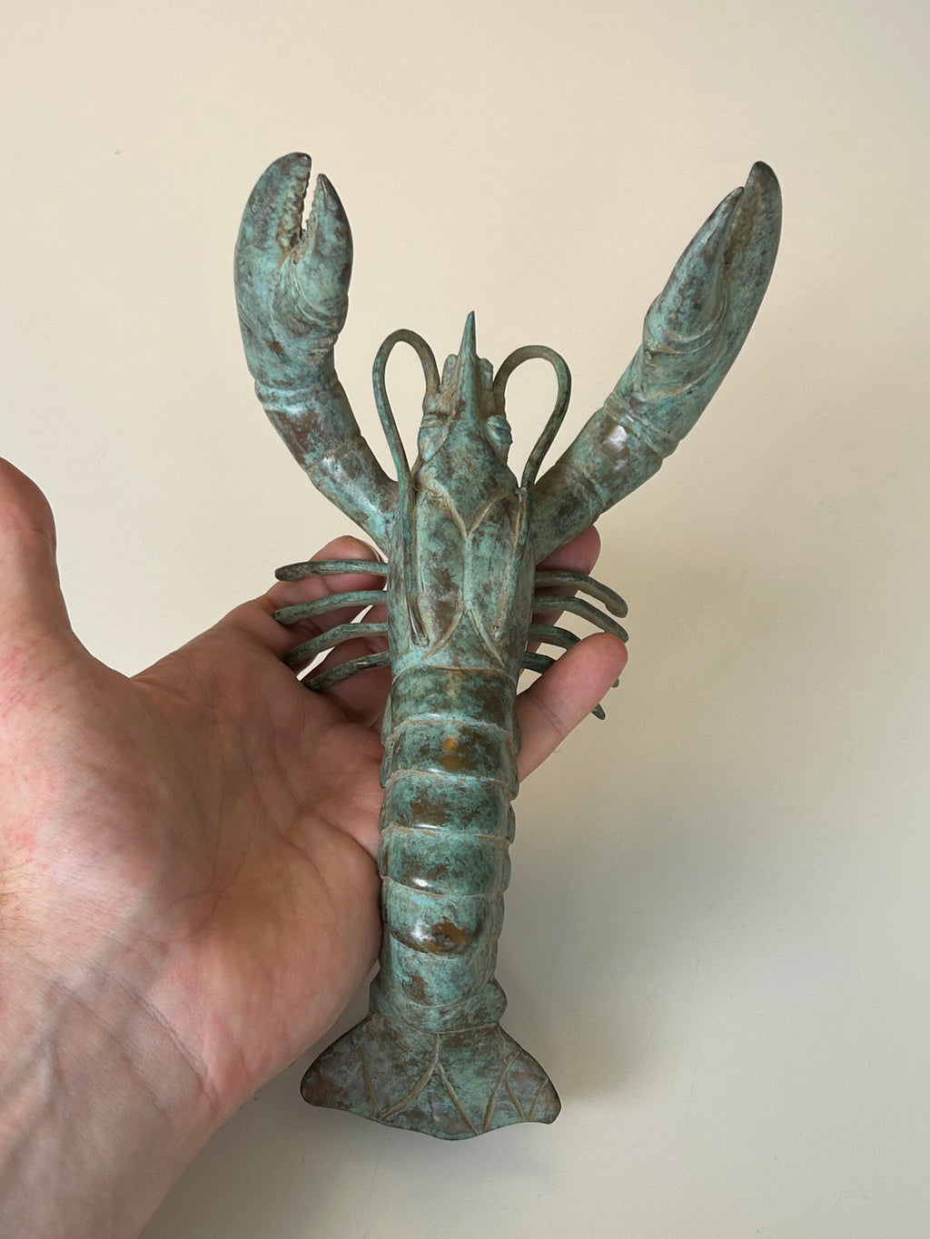 Patineret bronzeskulptur af hummer – levende grøn/blå irring og markante kløer – 20 cm - billede 14