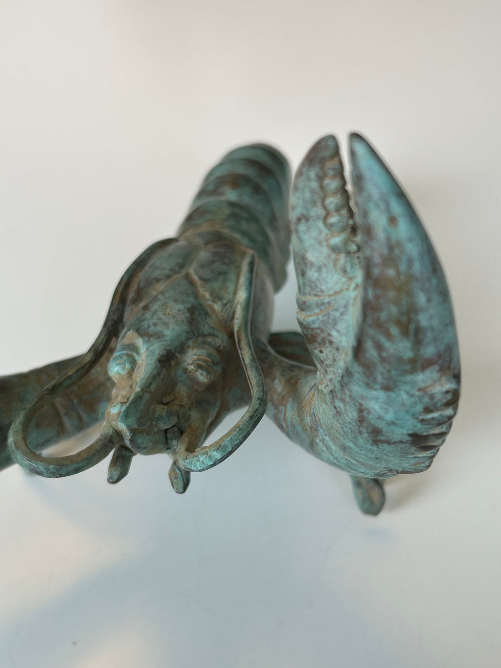Patineret bronzeskulptur af hummer – levende grøn/blå irring og markante kløer – 20 cm - billede 15