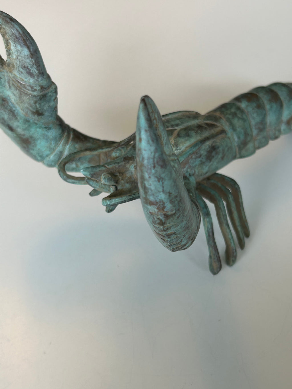Patineret bronzeskulptur af hummer – levende grøn/blå irring og markante kløer – 20 cm - billede 16