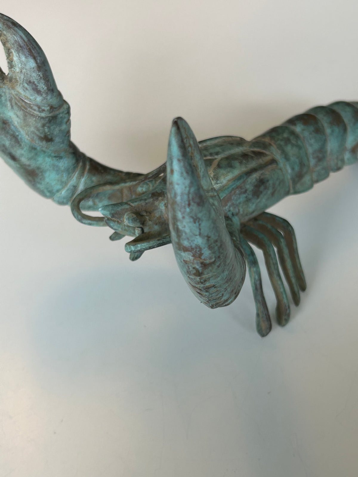 Patineret bronzeskulptur af hummer – levende grøn/blå irring og markante kløer – 20 cm - billede 16