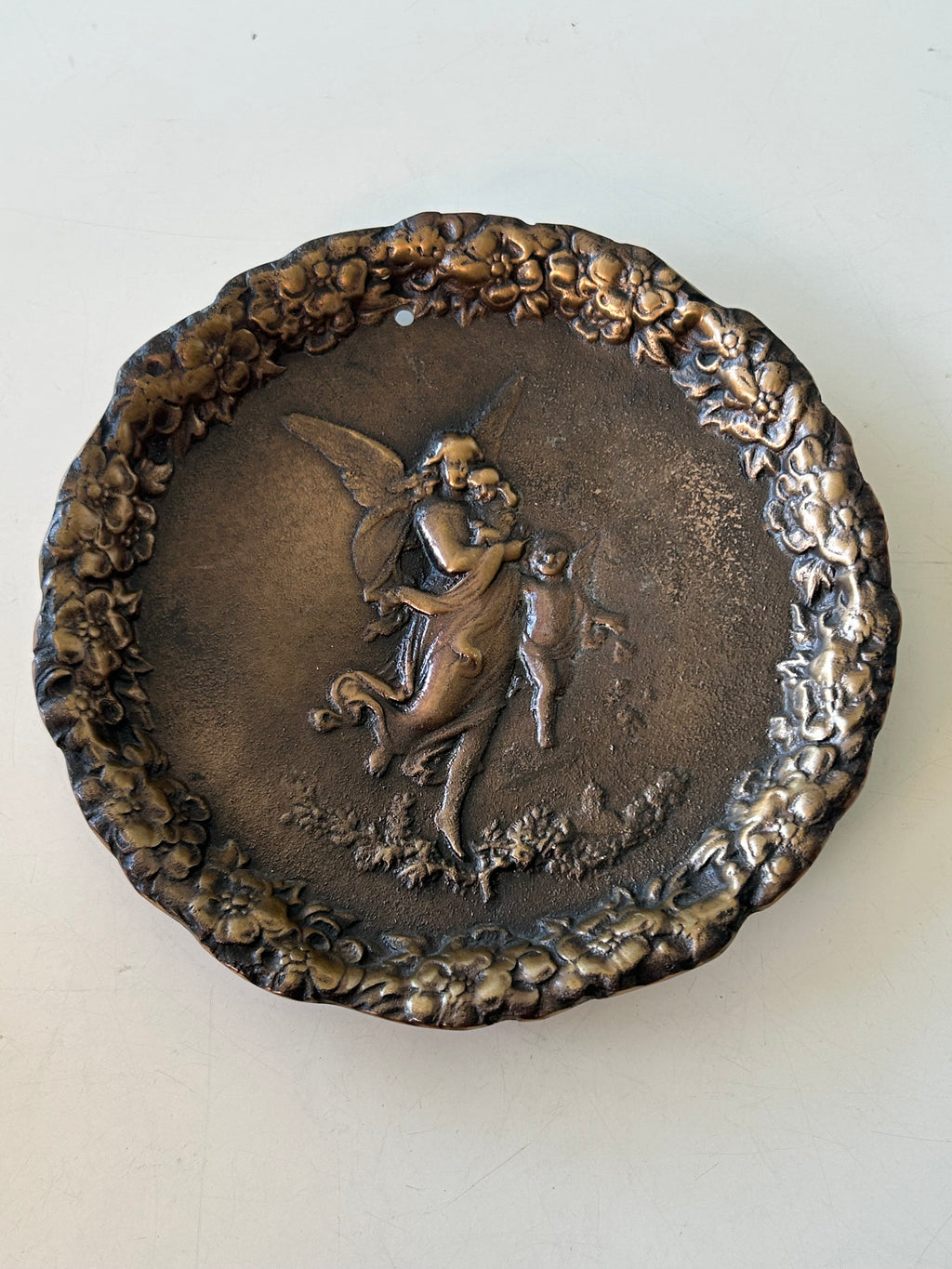 Vintage bronze vægrelief – fe med børn og blomsterbort – Ø15 cm - billede 1
