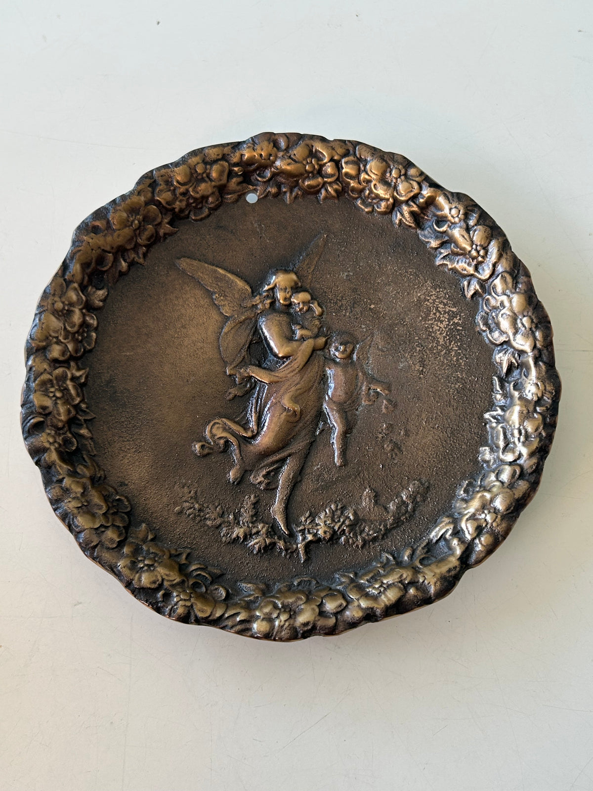 Vintage bronze vægrelief – fe med børn og blomsterbort – Ø15 cm - billede 1