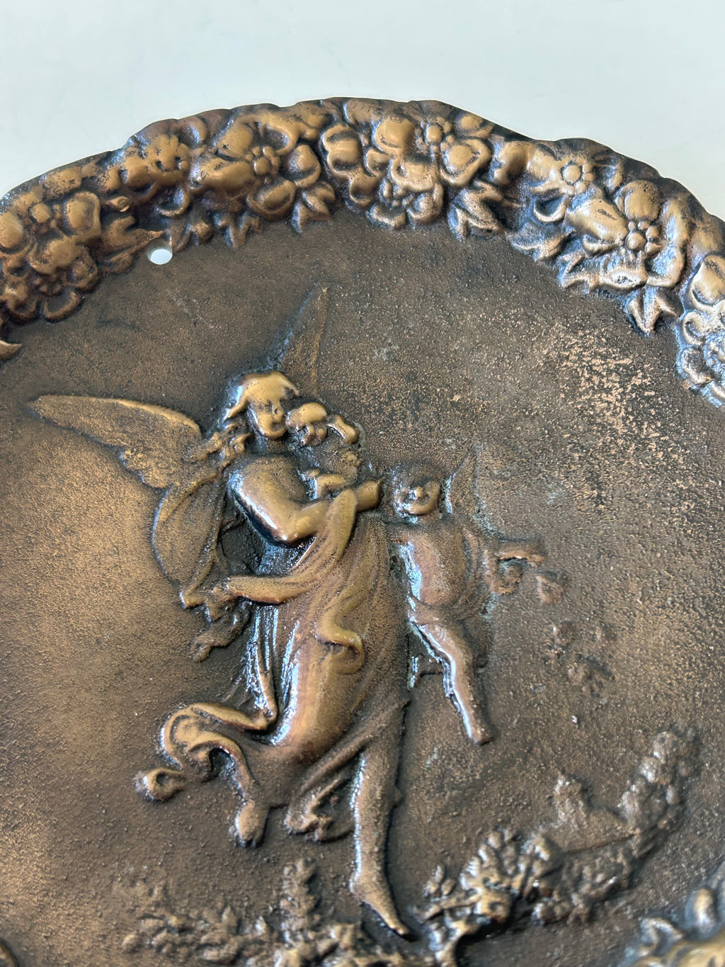 Vintage bronze vægrelief – fe med børn og blomsterbort – Ø15 cm - billede 3