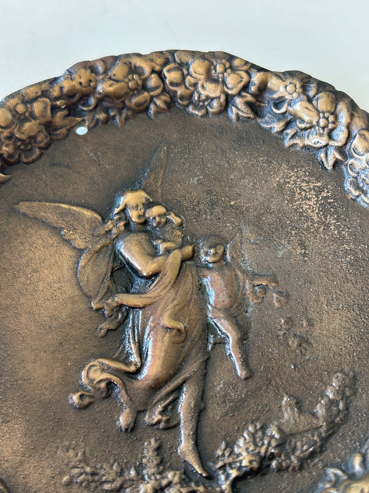 Vintage bronze vægrelief – fe med børn og blomsterbort – Ø15 cm - billede 3