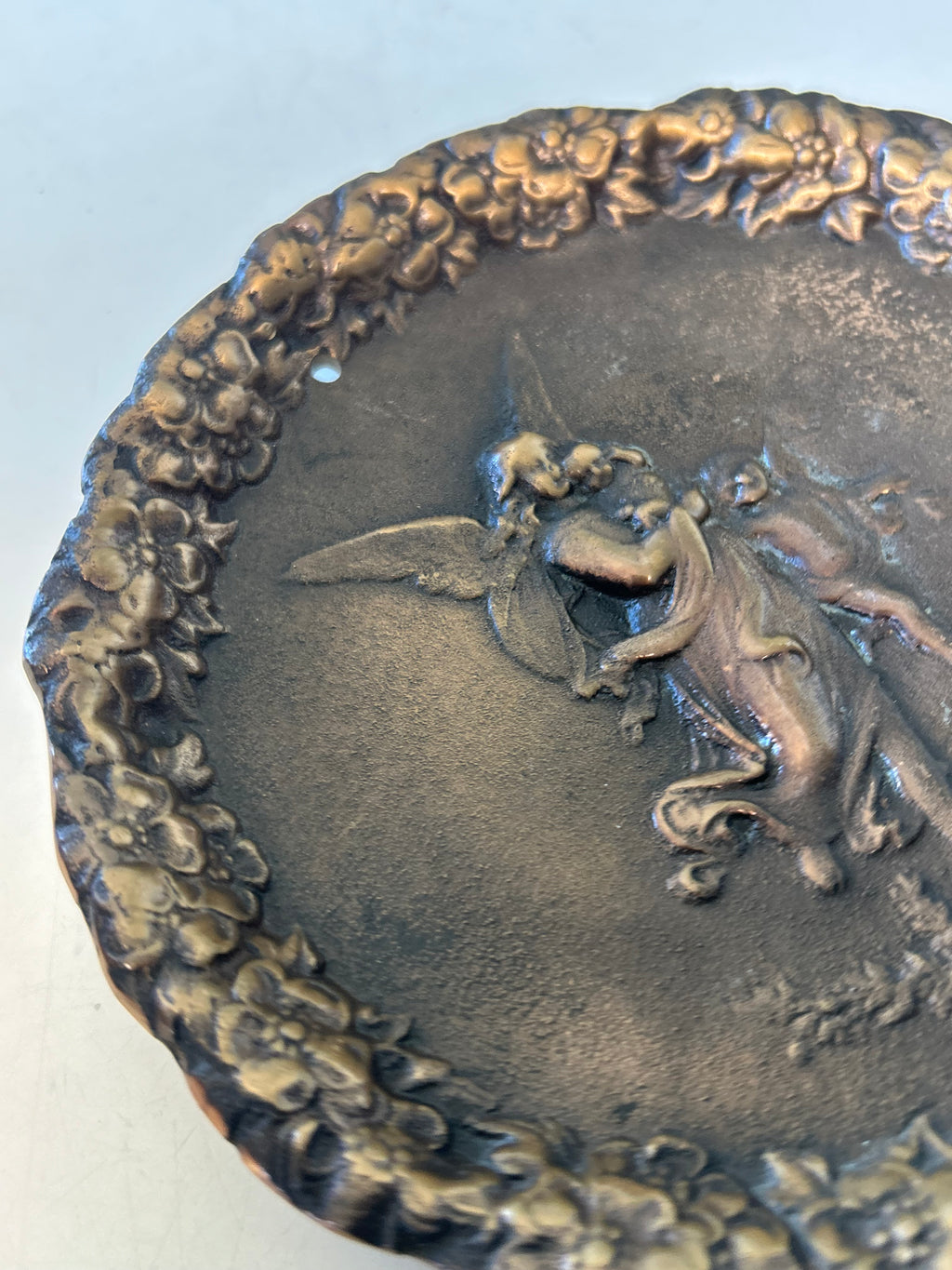 Vintage bronze vægrelief – fe med børn og blomsterbort – Ø15 cm - billede 5