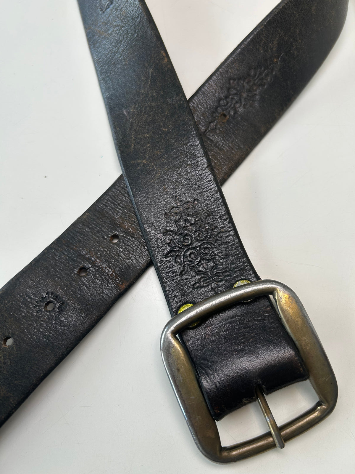 Vintage sort læderbælte med præget blomsterdekor – 70–85 cm - billede 2