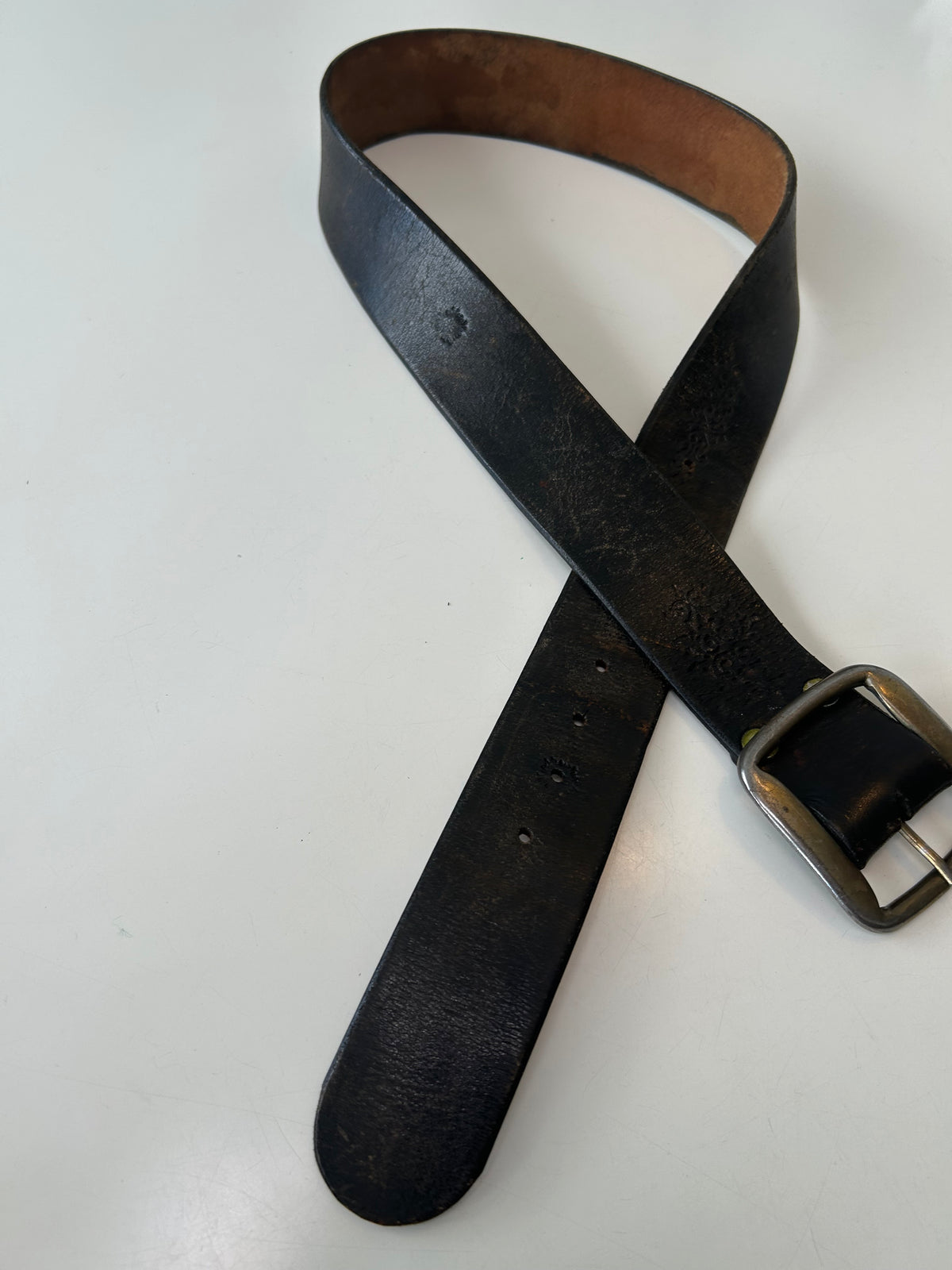 Vintage sort læderbælte med præget blomsterdekor – 70–85 cm - billede 3