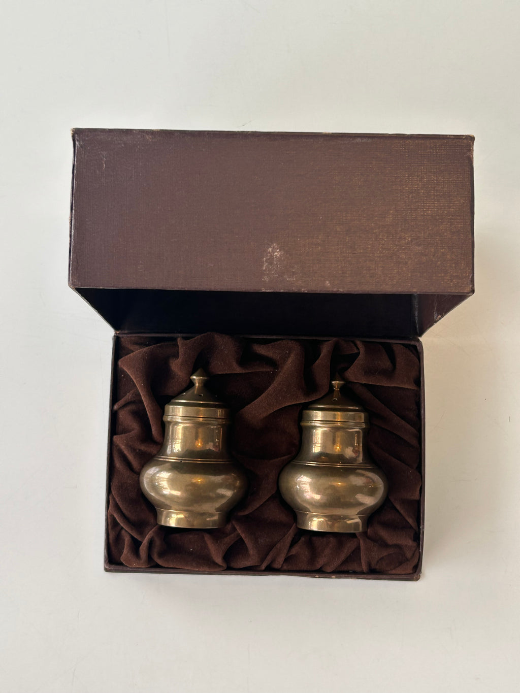 Vintage salt- og pebersæt i kobberfarvet metal – bakke og æske - billede 2