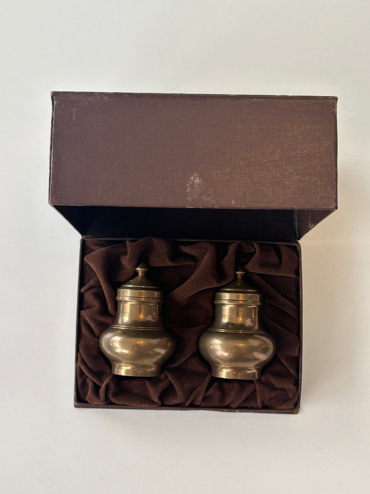 Vintage salt- og pebersæt i kobberfarvet metal – bakke og æske - billede 2