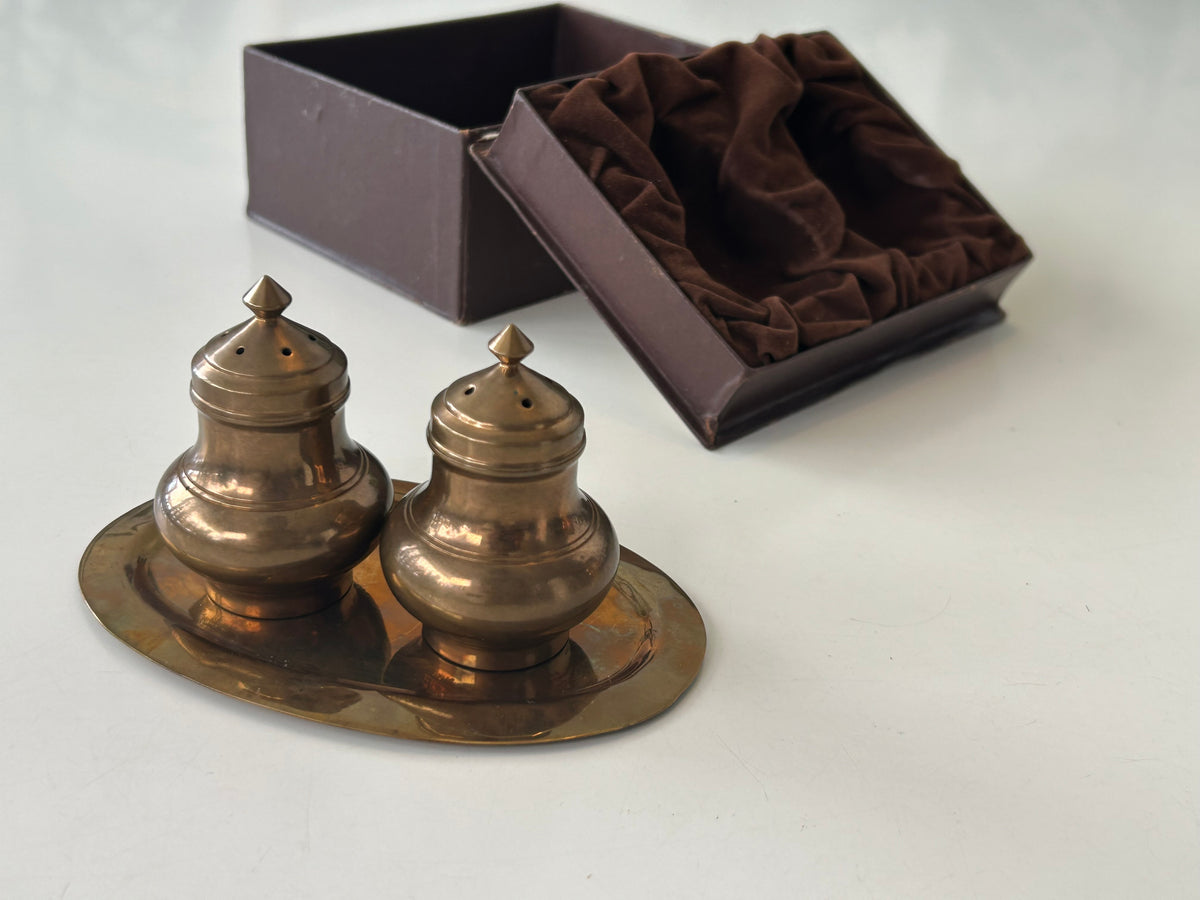 Vintage salt- og pebersæt i kobberfarvet metal – bakke og æske - billede 3