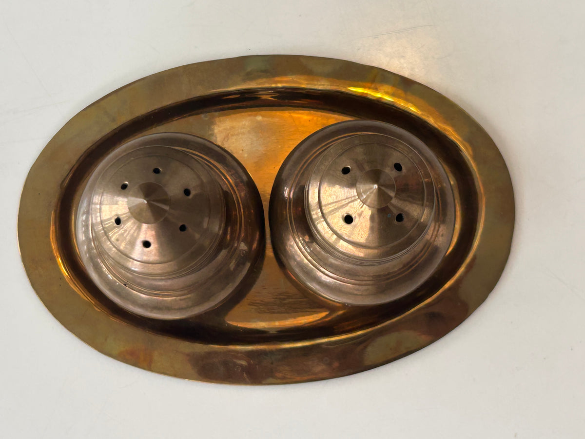 Vintage salt- og pebersæt i kobberfarvet metal – bakke og æske - billede 5