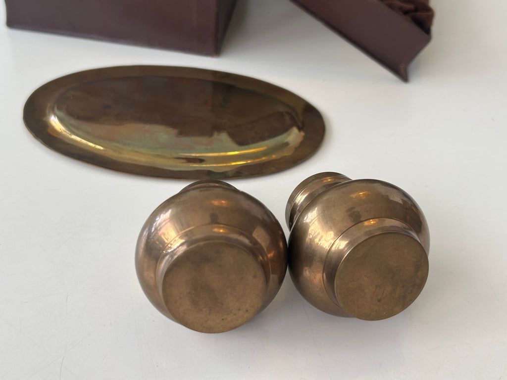 Vintage salt- og pebersæt i kobberfarvet metal – bakke og æske - billede 8