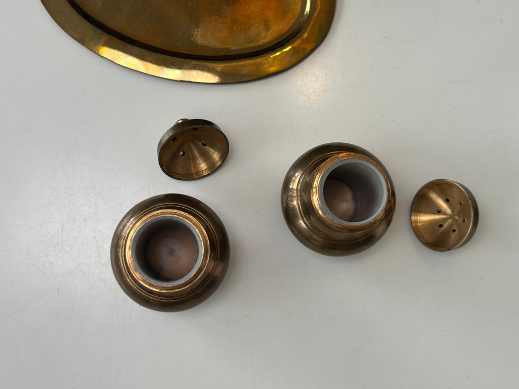 Vintage salt- og pebersæt i kobberfarvet metal – bakke og æske - billede 9