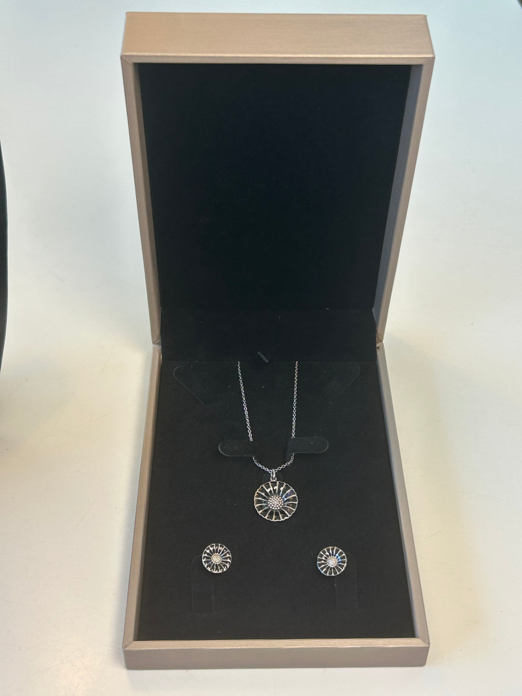 Georg Jensen Daisy smykkesæt – sorte margueritter, halskæde og ørestikker