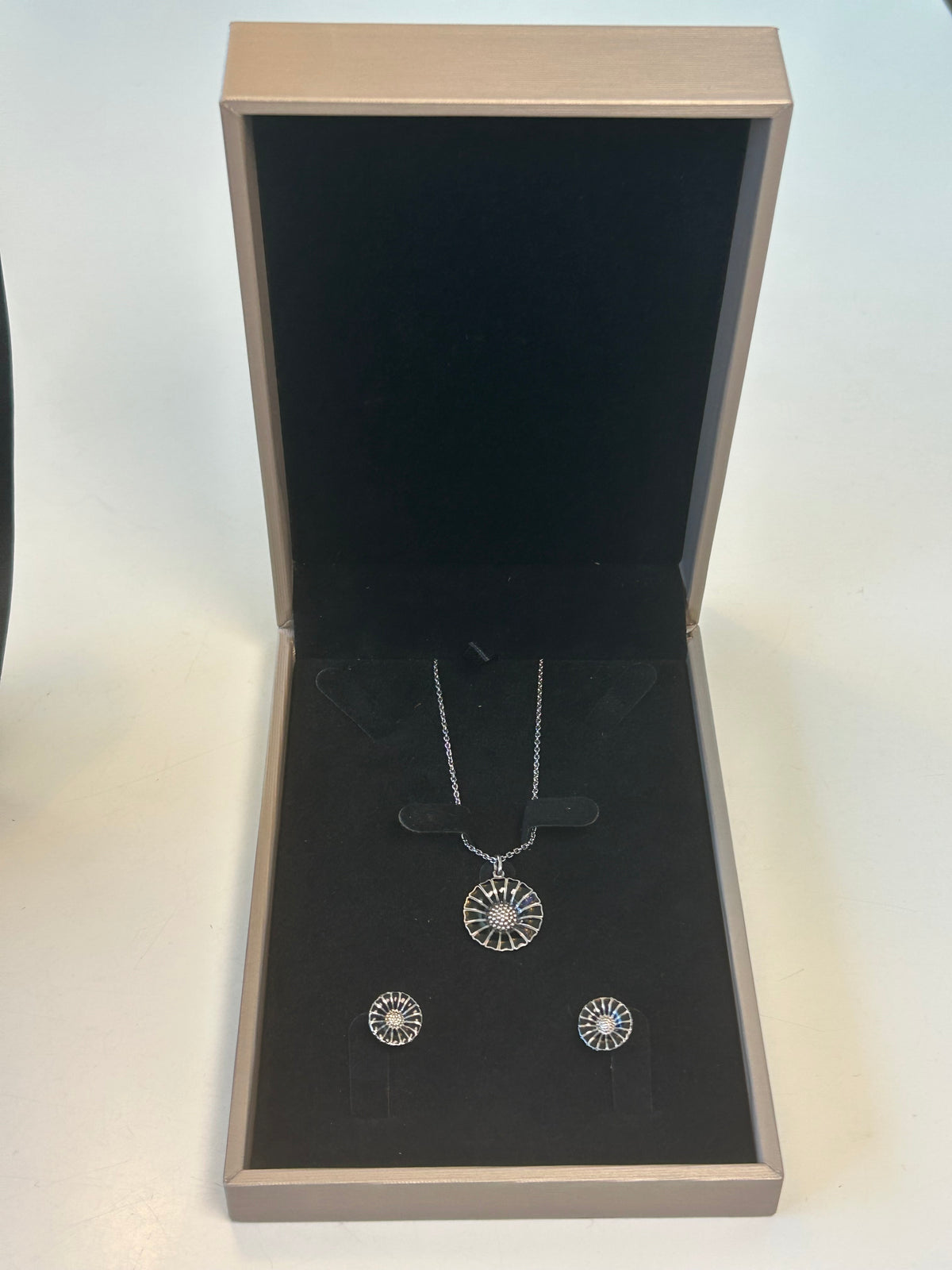 Georg Jensen Daisy smykkesæt – sorte margueritter, halskæde og ørestikker