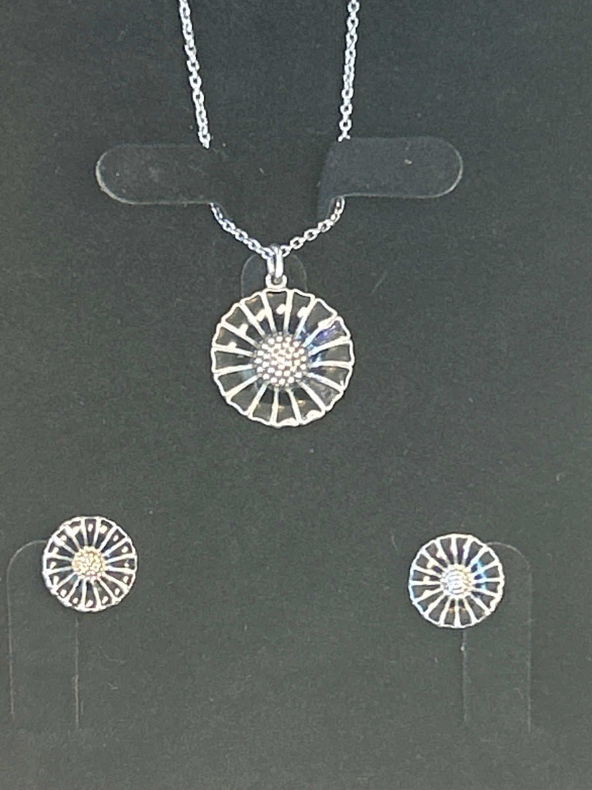 Georg Jensen Daisy smykkesæt – sorte margueritter, halskæde og ørestikker