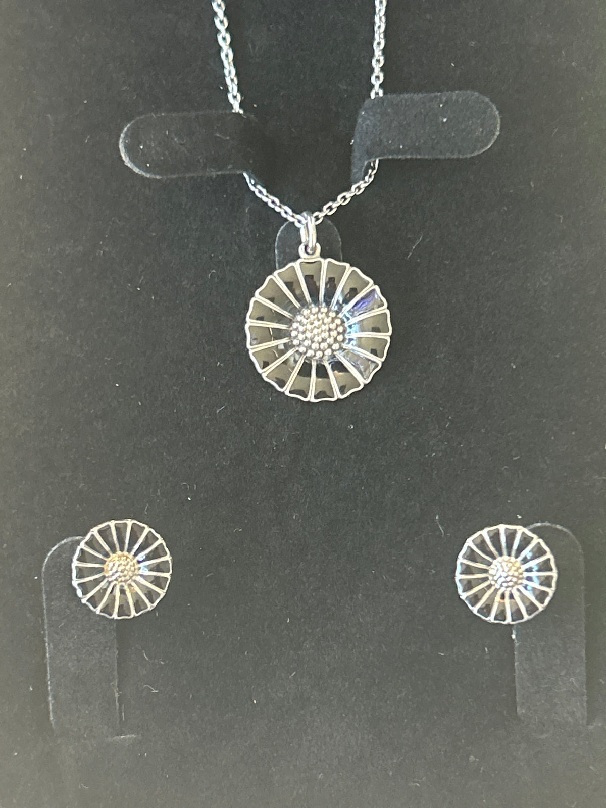Georg Jensen Daisy smykkesæt – sorte margueritter, halskæde og ørestikker