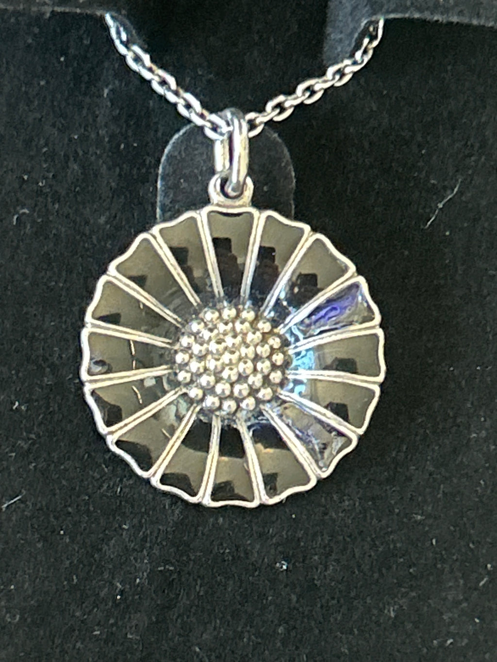 Georg Jensen Daisy smykkesæt – sorte margueritter, halskæde og ørestikker