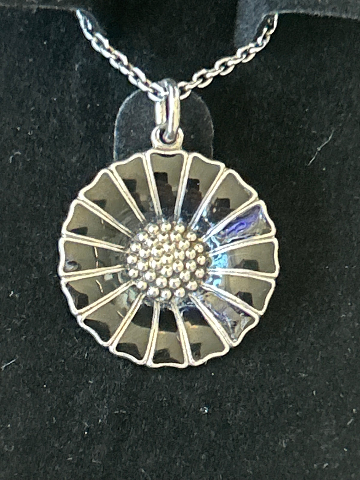 Georg Jensen Daisy smykkesæt – sorte margueritter, halskæde og ørestikker
