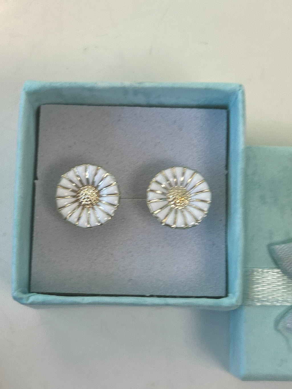 Georg Jensen Daisy ørestikker med hvid emalje – 11 mm