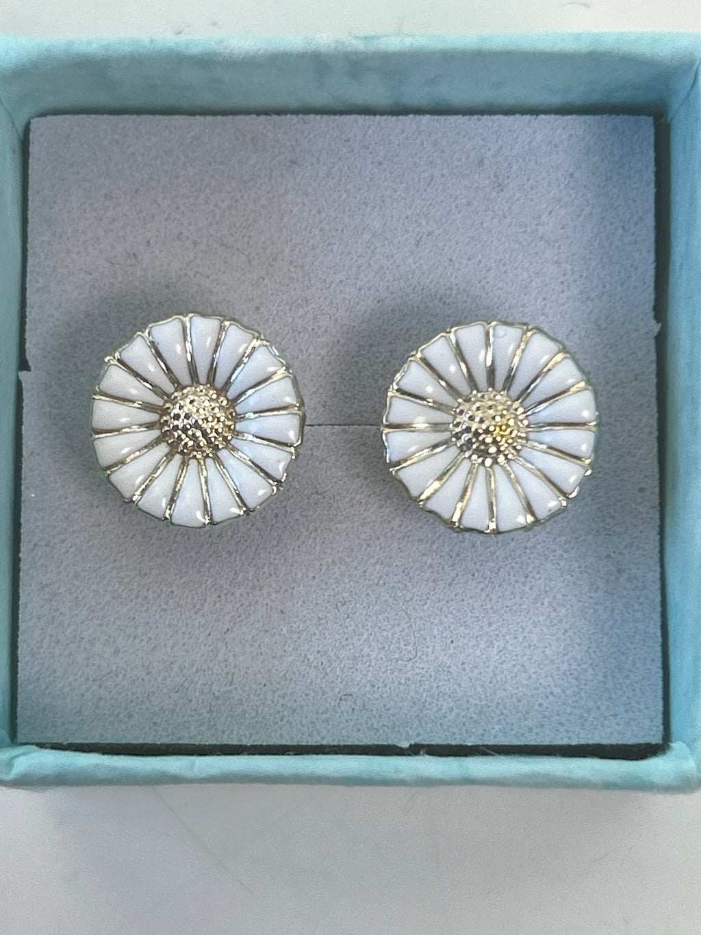 Georg Jensen Daisy ørestikker med hvid emalje – 11 mm