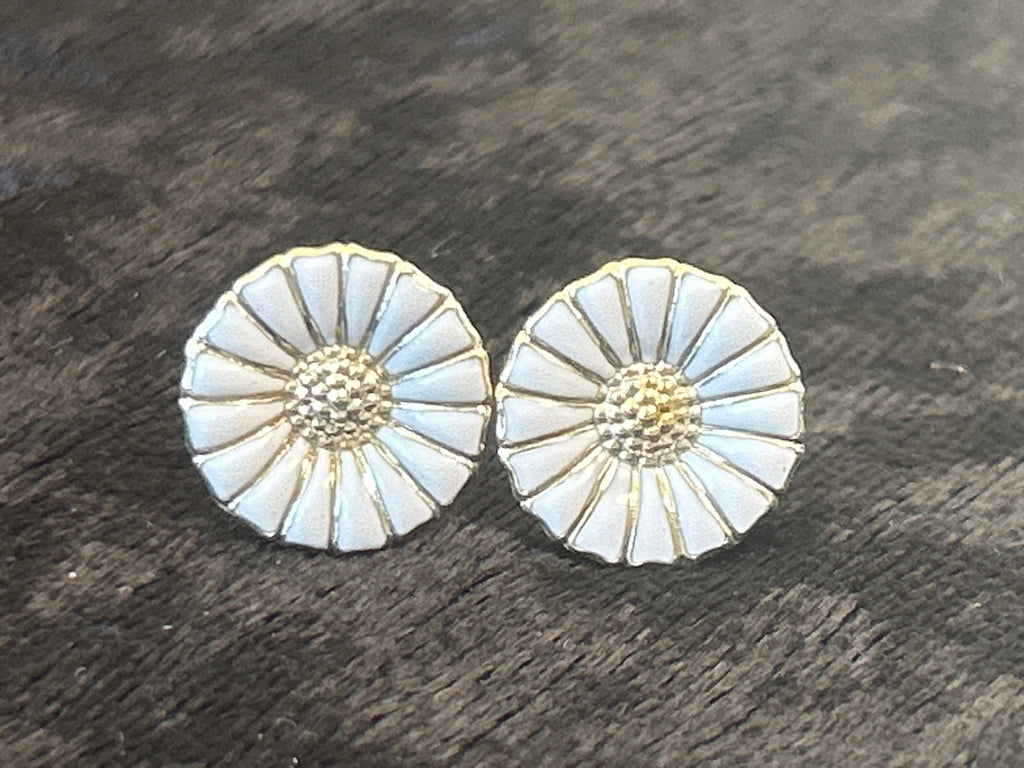 Georg Jensen Daisy ørestikker med hvid emalje – 11 mm