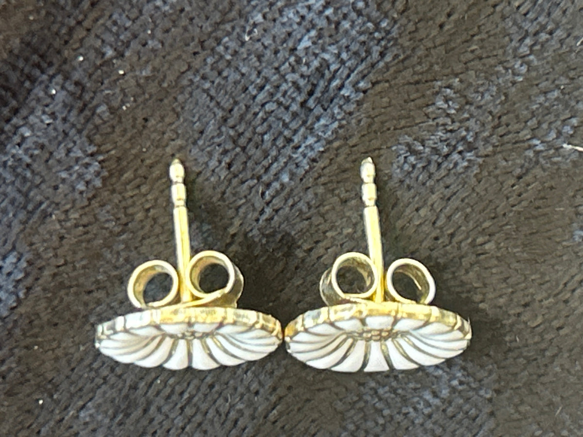 Georg Jensen Daisy ørestikker med hvid emalje – 11 mm