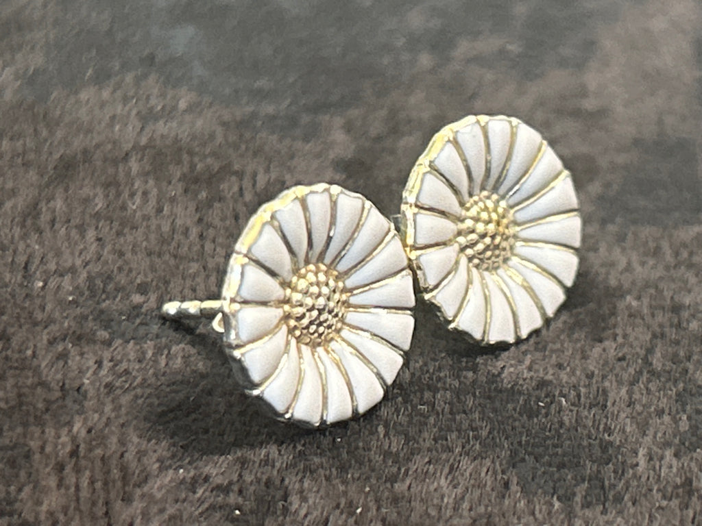 Georg Jensen Daisy ørestikker med hvid emalje – 11 mm