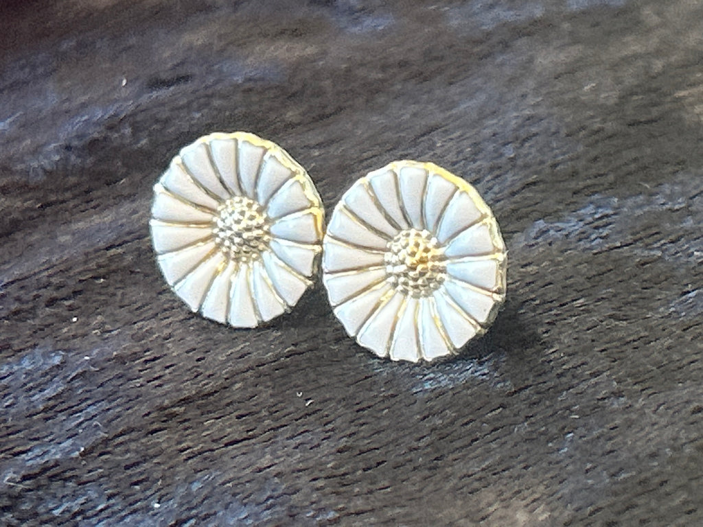 Georg Jensen Daisy ørestikker med hvid emalje – 11 mm