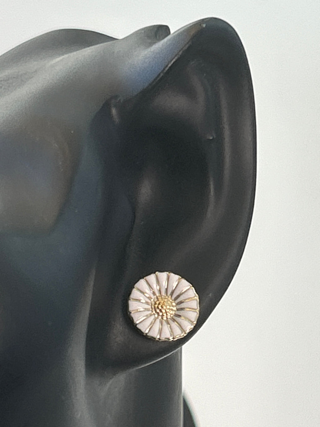 Georg Jensen Daisy ørestikker med hvid emalje – 11 mm