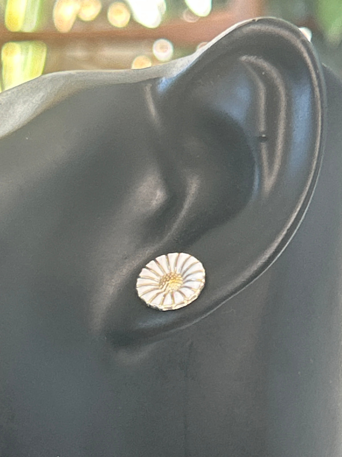 Georg Jensen Daisy ørestikker med hvid emalje – 11 mm