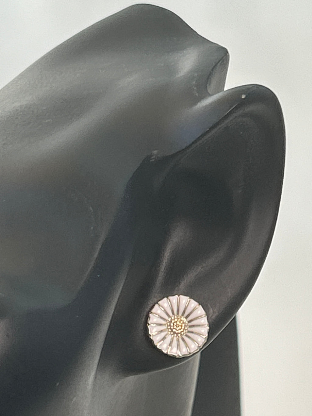 Georg Jensen Daisy ørestikker med hvid emalje – 11 mm