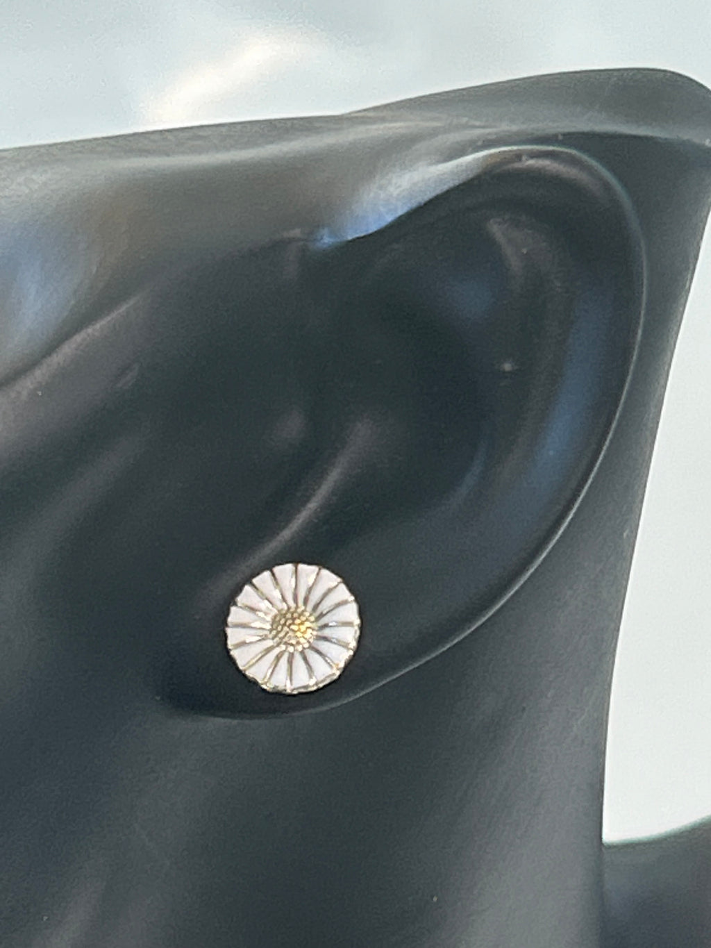 Georg Jensen Daisy ørestikker med hvid emalje – 11 mm