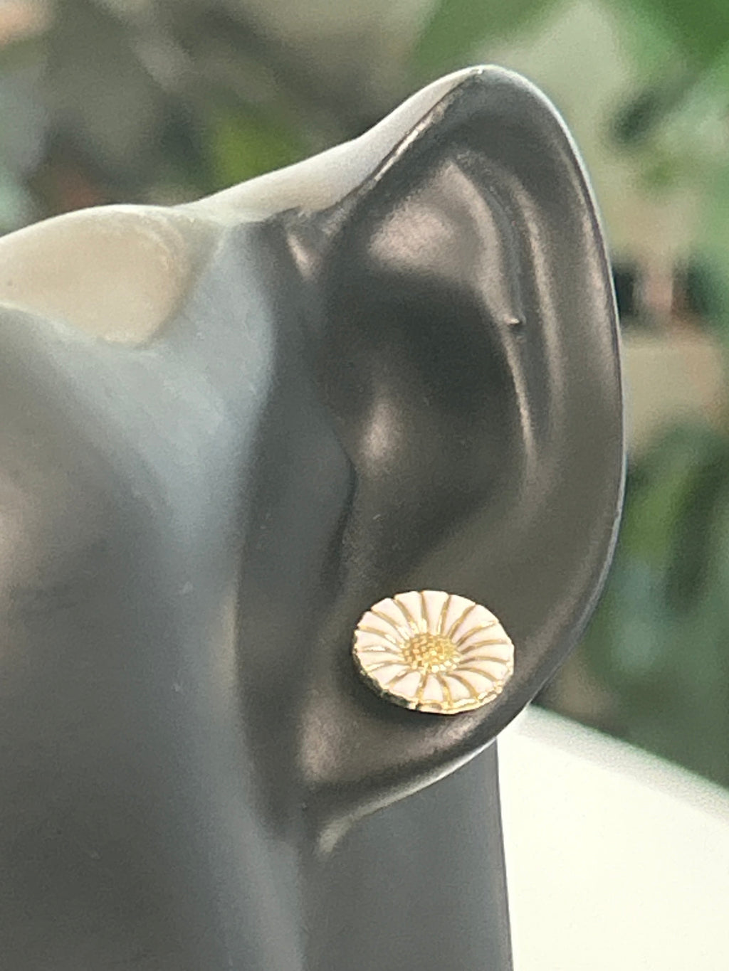 Georg Jensen Daisy ørestikker med hvid emalje – 11 mm